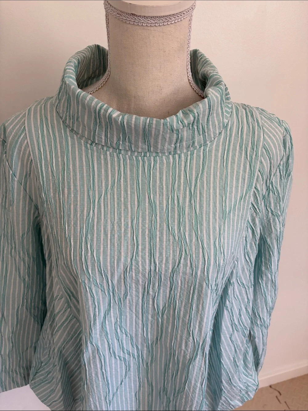Lisa Bayne Light Blue Striped Funnel Neck Women’s Top Medium - Picture 2 of 7